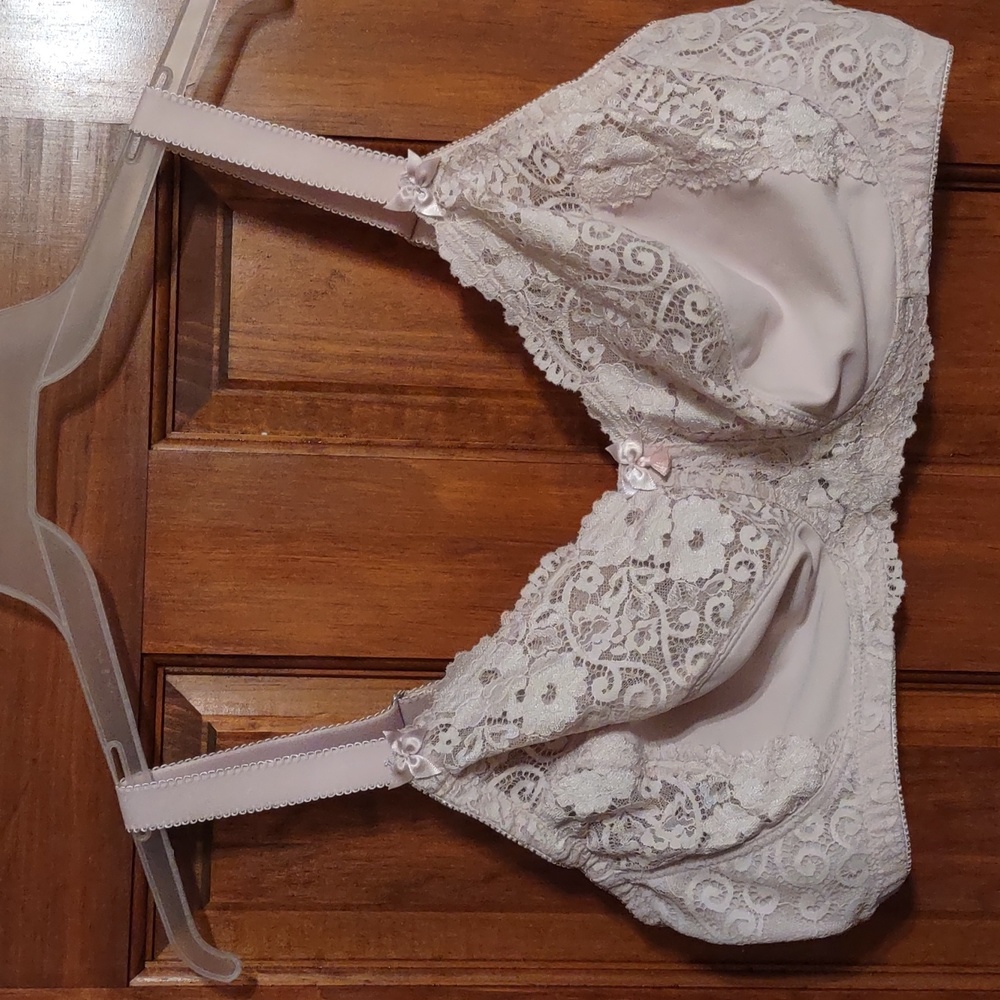 Bramour wirefree unlined lace bra NWOT